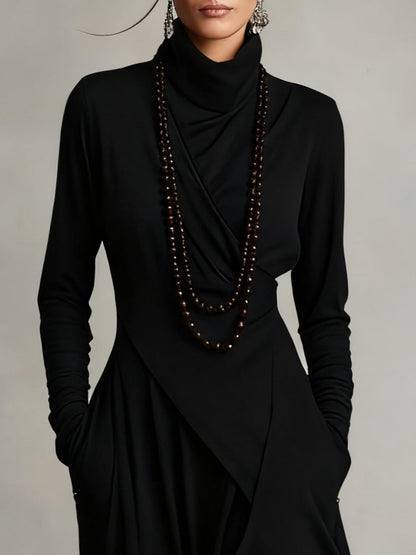 Georgia™ | Vestido maxi plisado asimétrico en color morado con cuello alto (collar no incluido)